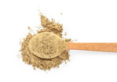 Beyaz arkaplanda hojicha pudrası olan kaşık