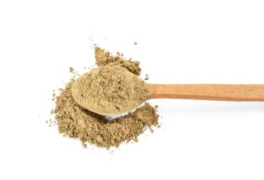 Beyaz arkaplanda hojicha pudrası olan kaşık