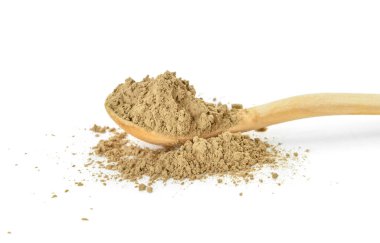 Beyaz arkaplanda hojicha pudrası olan kaşık