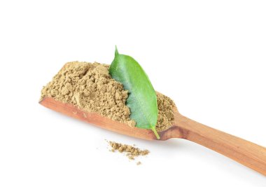Beyaz arkaplanda hojicha pudrası olan kaşık