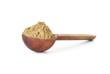 Beyaz arkaplanda hojicha pudrası olan kaşık