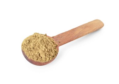 Beyaz arkaplanda hojicha pudrası olan kaşık