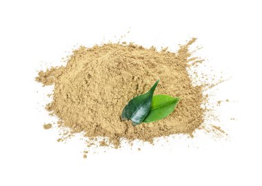 Beyaz arkaplanda hojicha tozu yığını