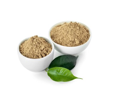 Beyaz arka planda hojicha pudrası olan kaseler