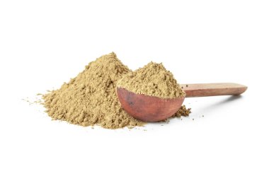 Beyaz zemin üzerinde hojicha tozu olan yığın ve kaşık.