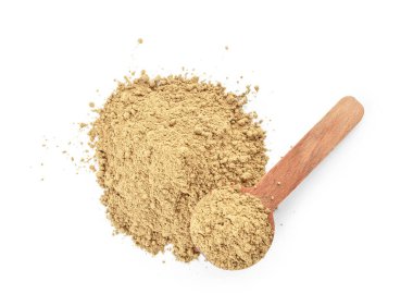 Beyaz zemin üzerinde hojicha tozu olan yığın ve kaşık.