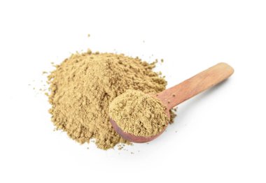 Beyaz zemin üzerinde hojicha tozu olan yığın ve kaşık.