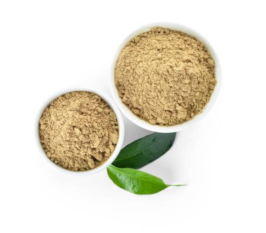 Beyaz arka planda hojicha pudrası olan kaseler