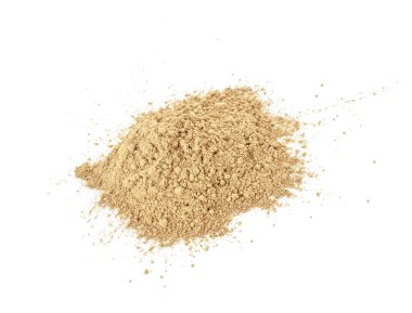 Beyaz arkaplanda hojicha tozu yığını