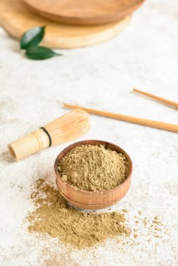 Açık arkaplanda hojicha pudrası olan kase