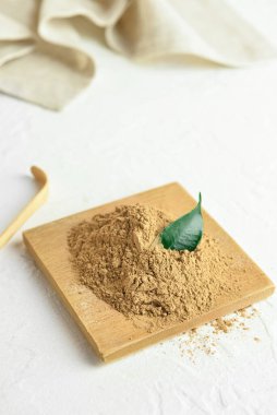 Beyaz arkaplanda hojicha tozu yığını