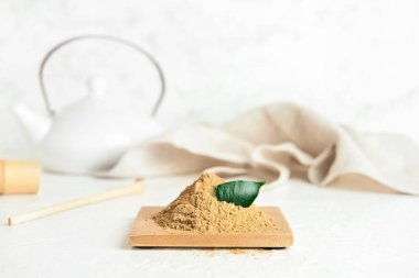 Beyaz arkaplanda hojicha tozu yığını