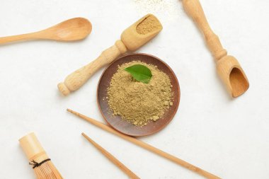 Beyaz arka planda hojicha tozu ile kaplama ve kepçe