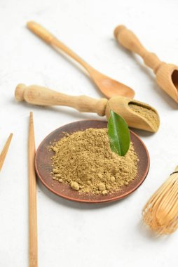 Beyaz zemin üzerinde hojicha pudrası olan plaka