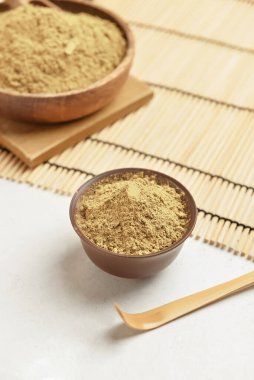 Beyaz arka planda hojicha pudrası olan kaseler