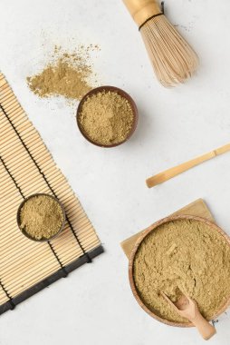 Hojicha tozlu kaseler ve beyaz arka planda chasen.