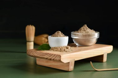 Masanın üzerinde hojicha tozu olan kaseler.