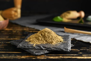 Masaya hojicha tozu yığını.