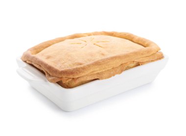 Beyaz arka planda lezzetli mantarlı fırın yemeği.