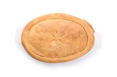 Beyaz arka planda lezzetli mantarlı fırın yemeği.