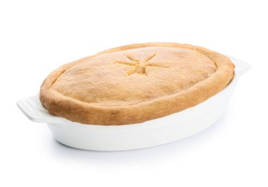 Beyaz arka planda lezzetli mantarlı fırın yemeği.