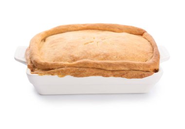 Beyaz arka planda lezzetli mantarlı fırın yemeği.