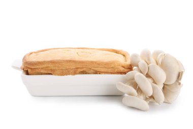 Beyaz arka planda lezzetli mantarlı fırın yemeği.