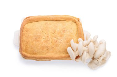 Beyaz arka planda lezzetli mantarlı fırın yemeği.