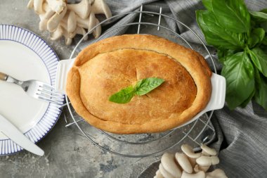 Arkaplanda lezzetli mantarlı turta pişirme.