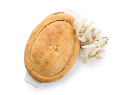 Beyaz arka planda lezzetli mantarlı fırın yemeği.