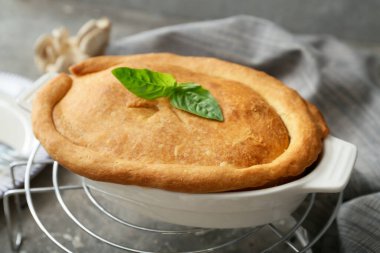 Arkaplanda lezzetli mantarlı turta pişirme.