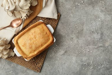 Arkaplanda lezzetli mantarlı turta pişirme.