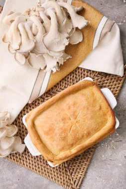 Arkaplanda lezzetli mantarlı turta pişirme.