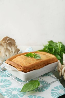 Masada lezzetli mantarlı turta var.