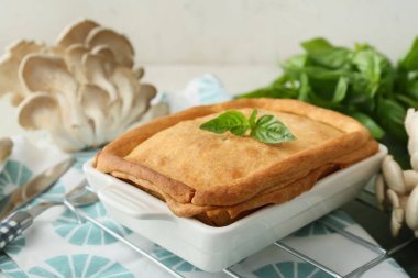 Masada lezzetli mantarlı turta var.