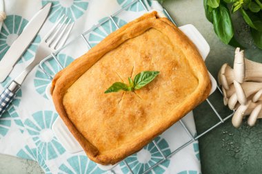 Masada lezzetli mantarlı turta var.