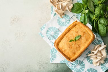 Arkaplanda lezzetli mantarlı turta pişirme.