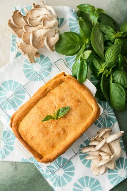 Arkaplanda lezzetli mantarlı turta pişirme.