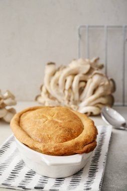 Hafif arka planda lezzetli mantarlı fırın yemeği.