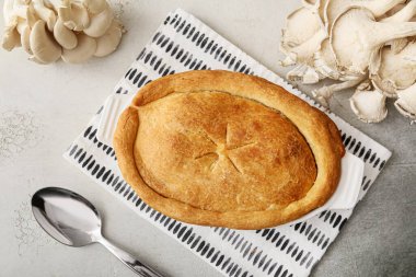 Arkaplanda lezzetli mantarlı turta pişirme.