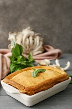 Masada lezzetli mantarlı turta var.