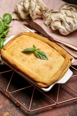 Arkaplanda lezzetli mantarlı turta pişirme.