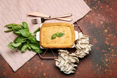 Arkaplanda lezzetli mantarlı turta pişirme.