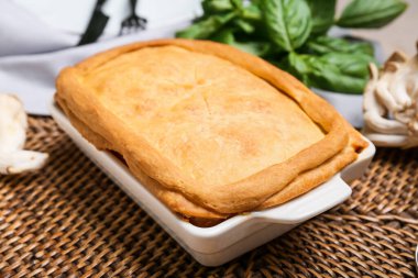 Masada lezzetli mantarlı turta var.