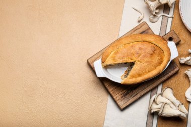 Bej arka planda lezzetli mantarlı fırın yemeği.