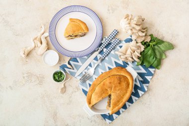 Hafif arka planda lezzetli mantarlı yemek ve tabak.