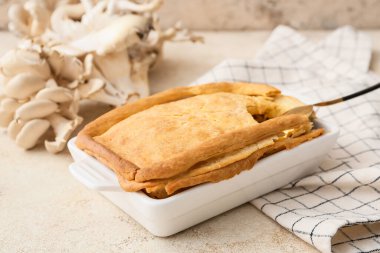 Hafif arka planda lezzetli mantarlı fırın yemeği.