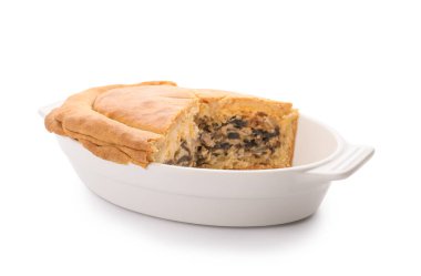 Beyaz arka planda lezzetli mantarlı fırın yemeği.