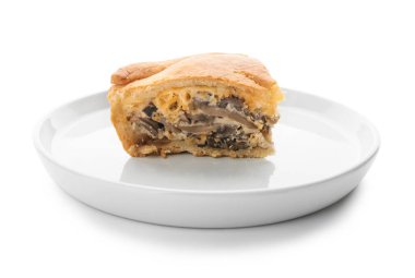 Beyaz arka planda lezzetli mantarlı turta.