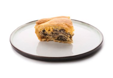 Beyaz arka planda lezzetli mantarlı turta.